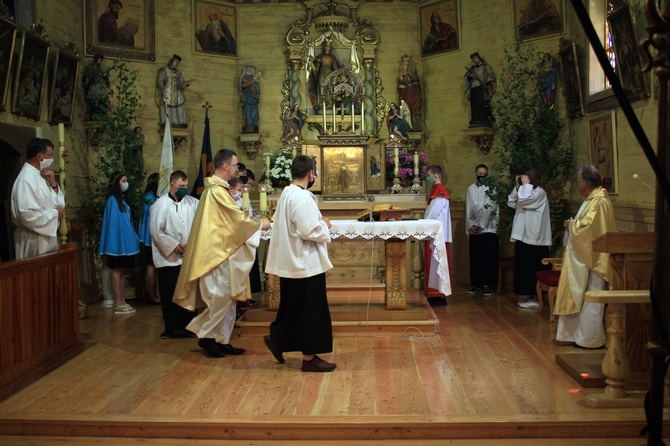 Procesja Bożego Ciała po kwietnych dywanach w Kluczu