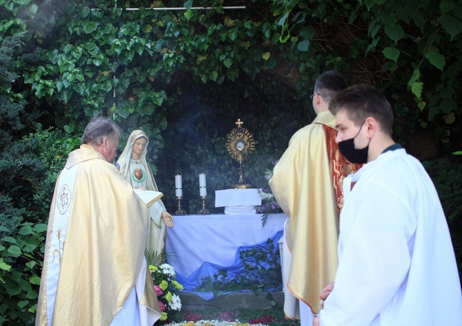 Procesja Bożego Ciała po kwietnych dywanach w Kluczu