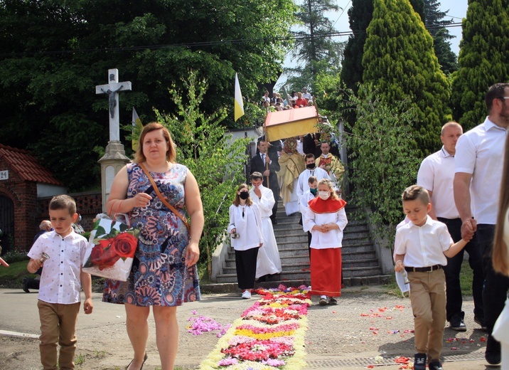 Procesja Bożego Ciała po kwietnych dywanach w Kluczu