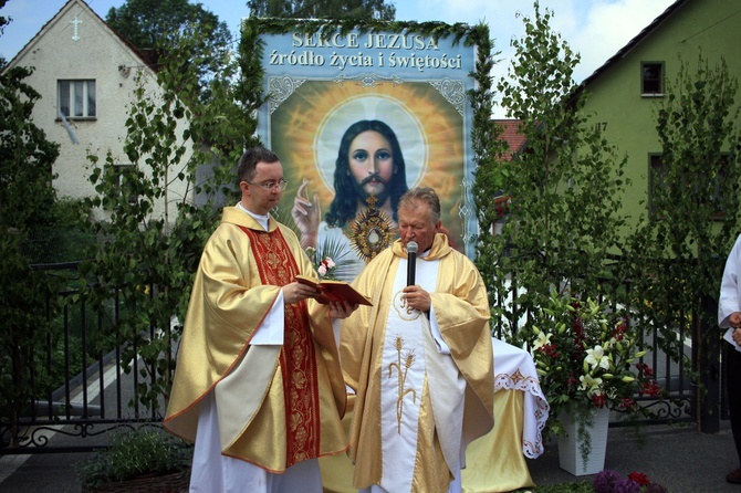 Procesja Bożego Ciała po kwietnych dywanach w Kluczu