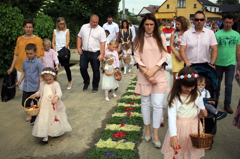 Procesja Bożego Ciała po kwietnych dywanach w Kluczu