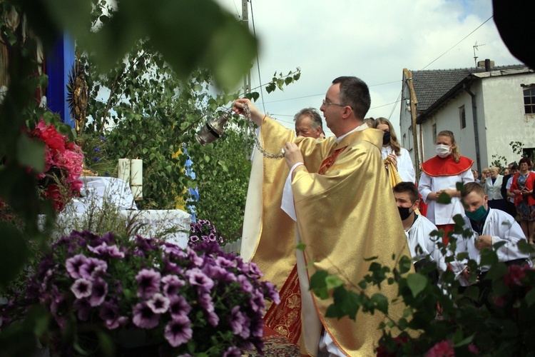 Procesja Bożego Ciała po kwietnych dywanach w Kluczu