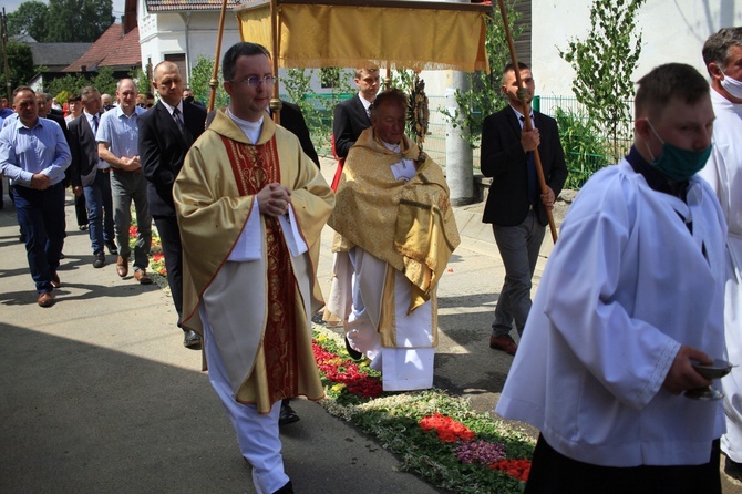 Procesja Bożego Ciała po kwietnych dywanach w Kluczu