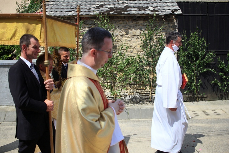 Procesja Bożego Ciała po kwietnych dywanach w Kluczu