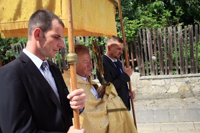 Procesja Bożego Ciała po kwietnych dywanach w Kluczu