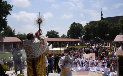 Błogosławieństwo Najświętszym Sakramentem.