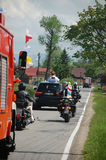 Samochodowa procesja w Miętustwie