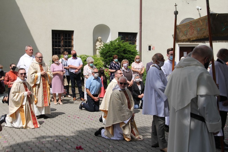 Tarnobrzeg. Procesja w parafii ojcow dominikanów