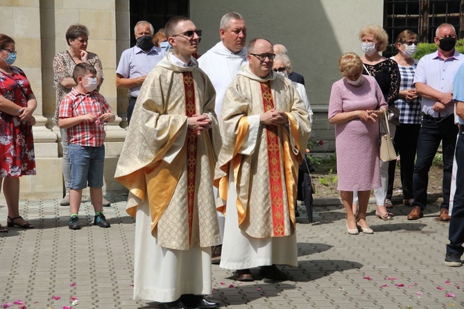 Tarnobrzeg. Procesja w parafii ojcow dominikanów