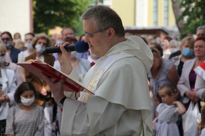 Tarnobrzeg. Procesja w parafii ojcow dominikanów