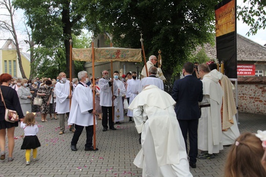 Tarnobrzeg. Procesja w parafii ojcow dominikanów