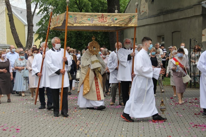 Tarnobrzeg. Procesja w parafii ojcow dominikanów