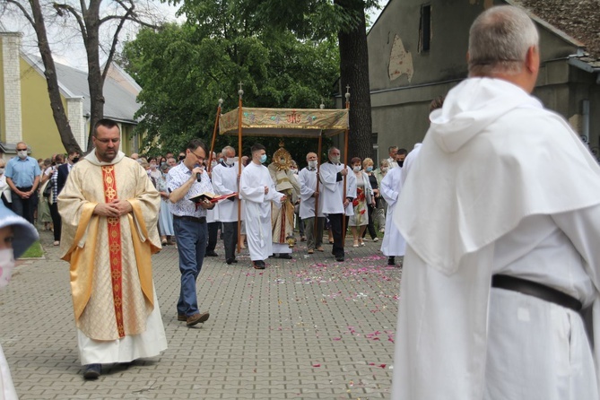 Tarnobrzeg. Procesja w parafii ojcow dominikanów