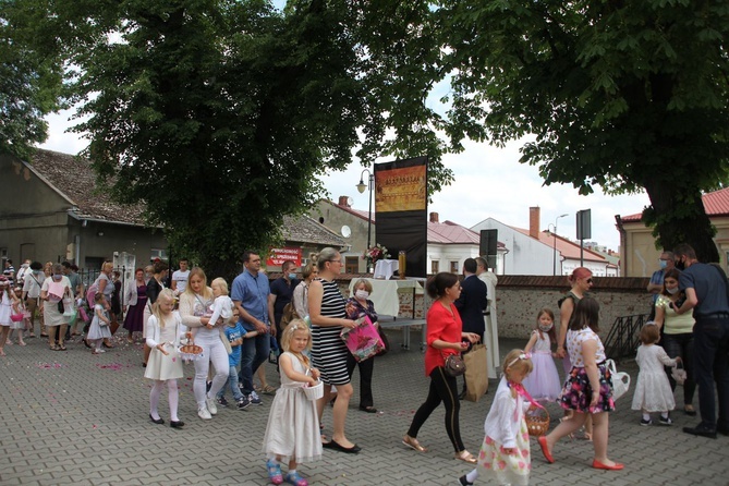 Tarnobrzeg. Procesja w parafii ojcow dominikanów