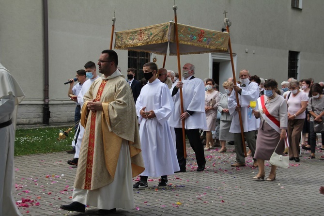 Tarnobrzeg. Procesja w parafii ojcow dominikanów