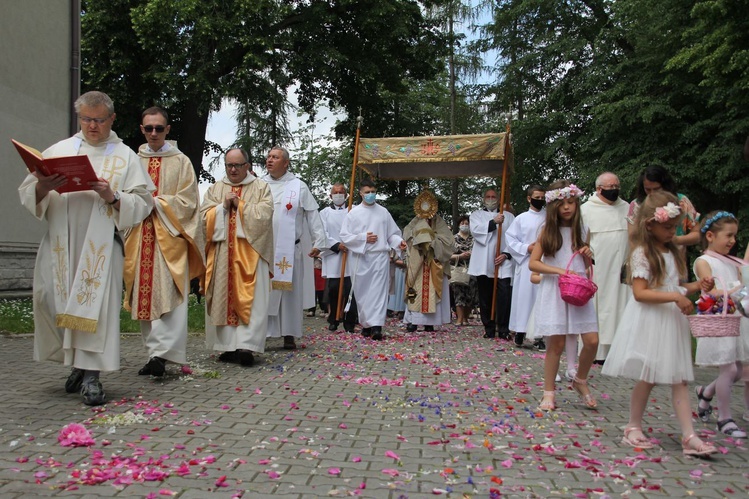 Tarnobrzeg. Procesja w parafii ojcow dominikanów