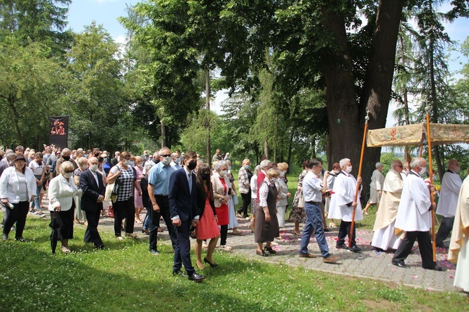 Tarnobrzeg. Procesja w parafii ojcow dominikanów