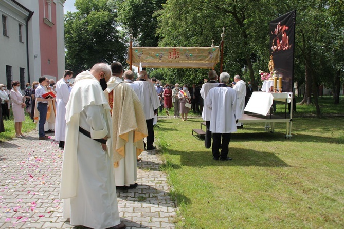 Tarnobrzeg. Procesja w parafii ojcow dominikanów