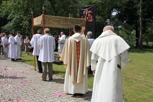 Tarnobrzeg. Procesja w parafii ojcow dominikanów