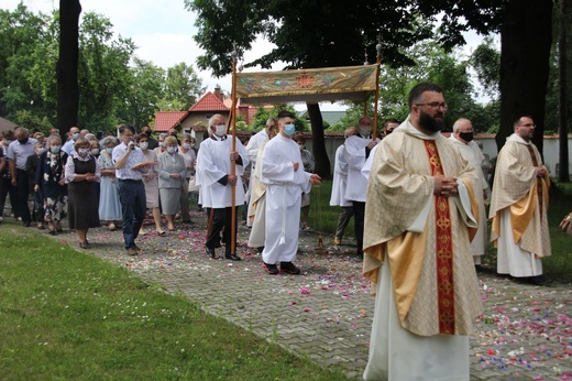 Tarnobrzeg. Procesja w parafii ojcow dominikanów