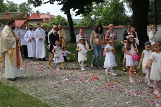 Tarnobrzeg. Procesja w parafii ojcow dominikanów