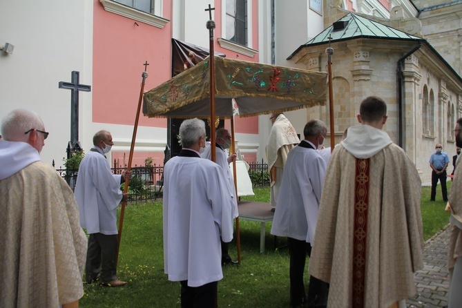 Tarnobrzeg. Procesja w parafii ojcow dominikanów