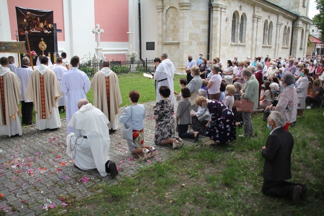 Tarnobrzeg. Procesja w parafii ojcow dominikanów