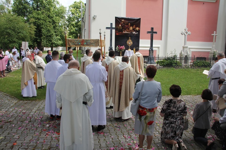 Tarnobrzeg. Procesja w parafii ojcow dominikanów