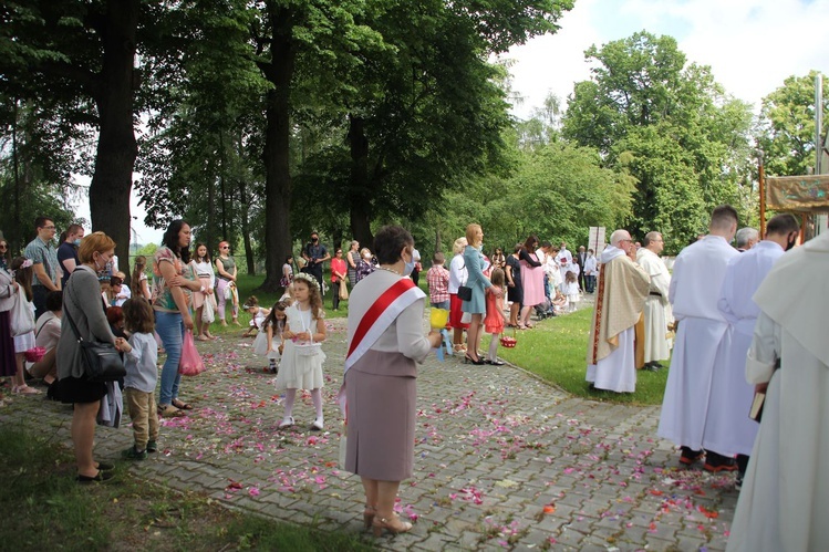 Tarnobrzeg. Procesja w parafii ojcow dominikanów