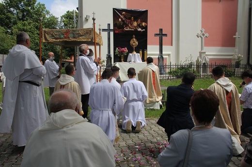 Tarnobrzeg. Procesja w parafii ojcow dominikanów