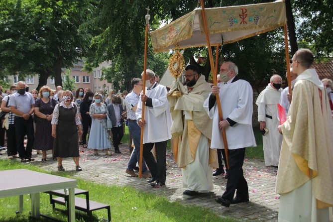 Tarnobrzeg. Procesja w parafii ojcow dominikanów