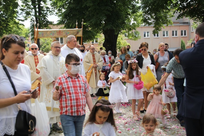 Tarnobrzeg. Procesja w parafii ojcow dominikanów