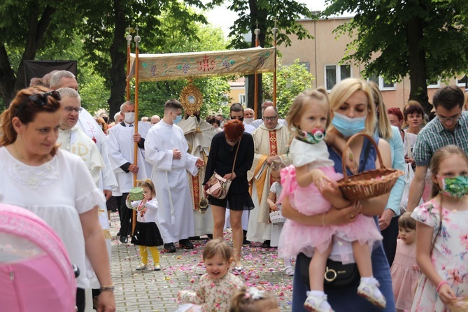 Tarnobrzeg. Procesja w parafii ojcow dominikanów