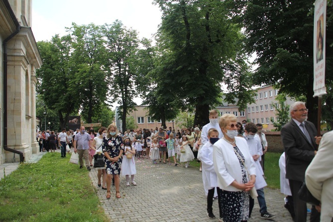 Tarnobrzeg. Procesja w parafii ojcow dominikanów