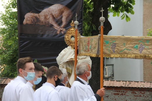 Tarnobrzeg. Procesja w parafii ojcow dominikanów