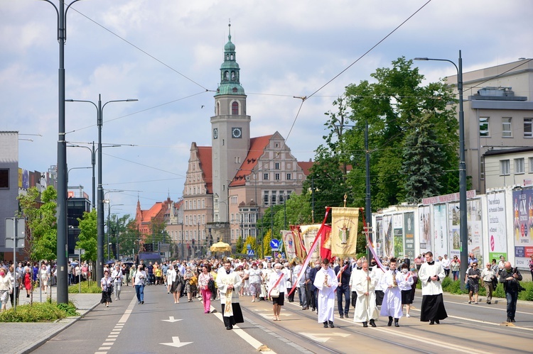 Olsztyn. Centralna procesja Bożego Ciała