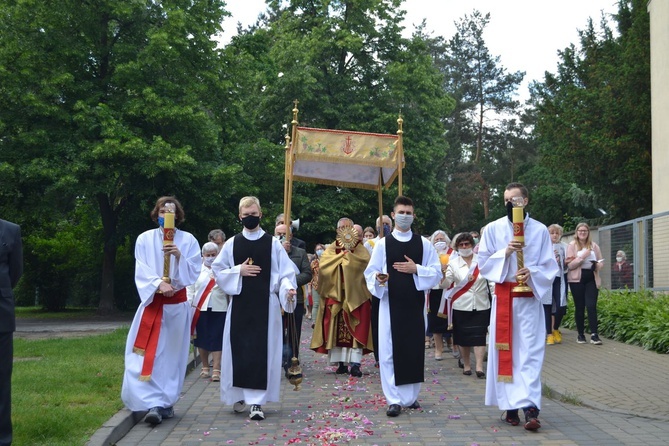 Tarnobrzeg. Procesja w parafii Chrystusa Króla