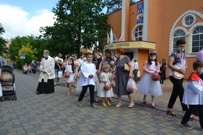 Tarnobrzeg. Procesja w parafii Chrystusa Króla