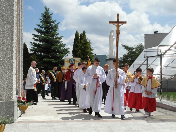 Tarnobrzeg. Procesja w parafii MBNP