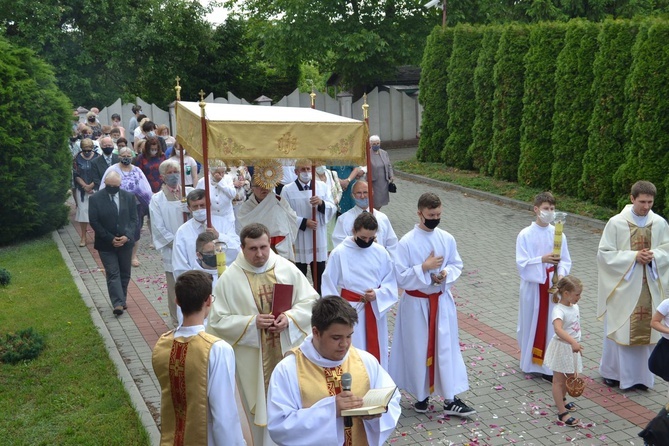 Tarnobrzeg. Procesja w parafii św. Barbary