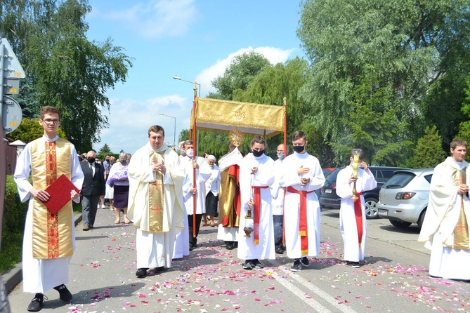 Tarnobrzeg. Procesja w parafii św. Barbary