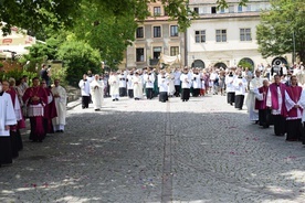 Sandomierz. Procesja Bożego Ciała po ulicach Starego Miasta