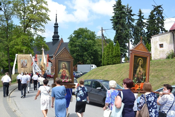 Tarnobrzeg. Procesja w parafii św. Marii Magdaleny