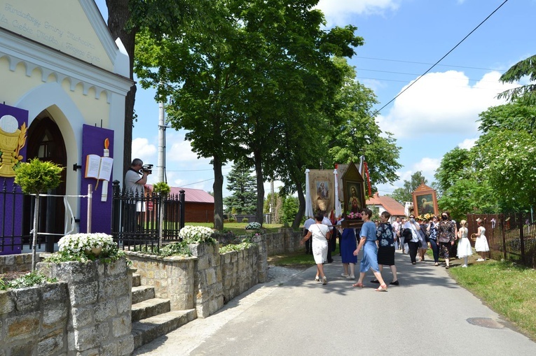 Tarnobrzeg. Procesja w parafii św. Marii Magdaleny