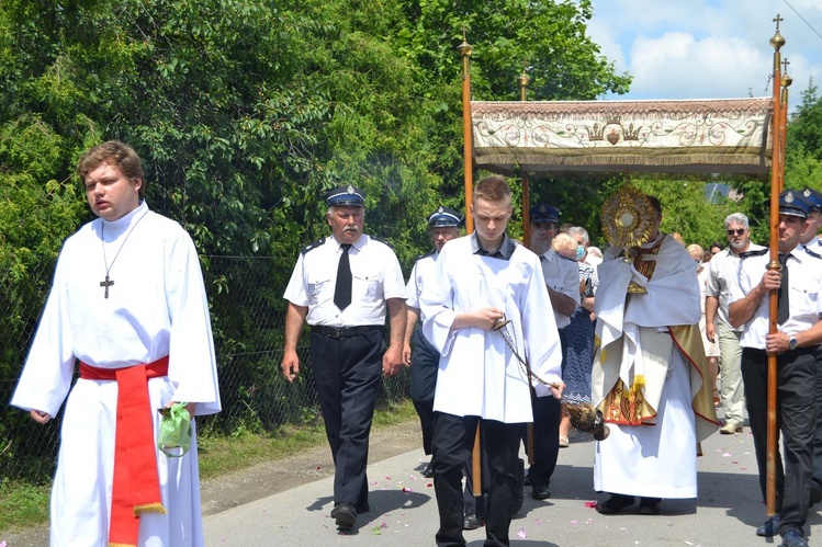 Tarnobrzeg. Procesja w parafii św. Marii Magdaleny