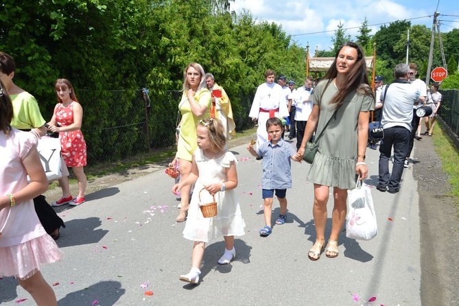 Tarnobrzeg. Procesja w parafii św. Marii Magdaleny