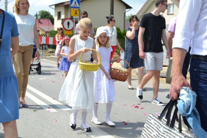 Tarnobrzeg. Procesja w parafii św. Marii Magdaleny