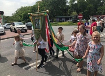 Chorągiew i wstążki nieśli nie tylko dorośli, ale i dzieci.