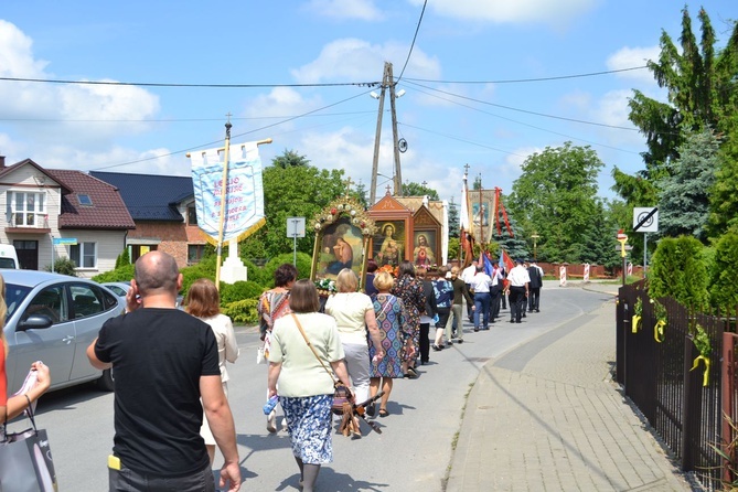 Tarnobrzeg. Procesja w parafii św. Marii Magdaleny