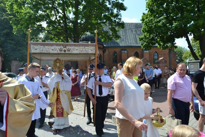 Tarnobrzeg. Procesja w parafii św. Marii Magdaleny